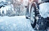 Winterreifen auf beschneiter Straße Winterreifen auf beschneiter Straße